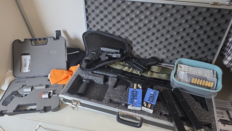 PF apreende armas, rel&oacute;gios, carros de luxo e dinheiro vivo em nova opera&ccedil;&atilde;o contra fraudes do INSS