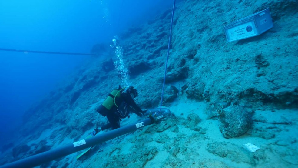 Arqueólogos subaquáticos encontram e examinam artefatos antigos de um naufrágio datado de aproximadamente 4.700 anos atrás, perto da Ilha de Kekova, em Antalya, no sul da Turquia. — Foto: Reprodução / Ministério da Cultura e Turismo da Turquia