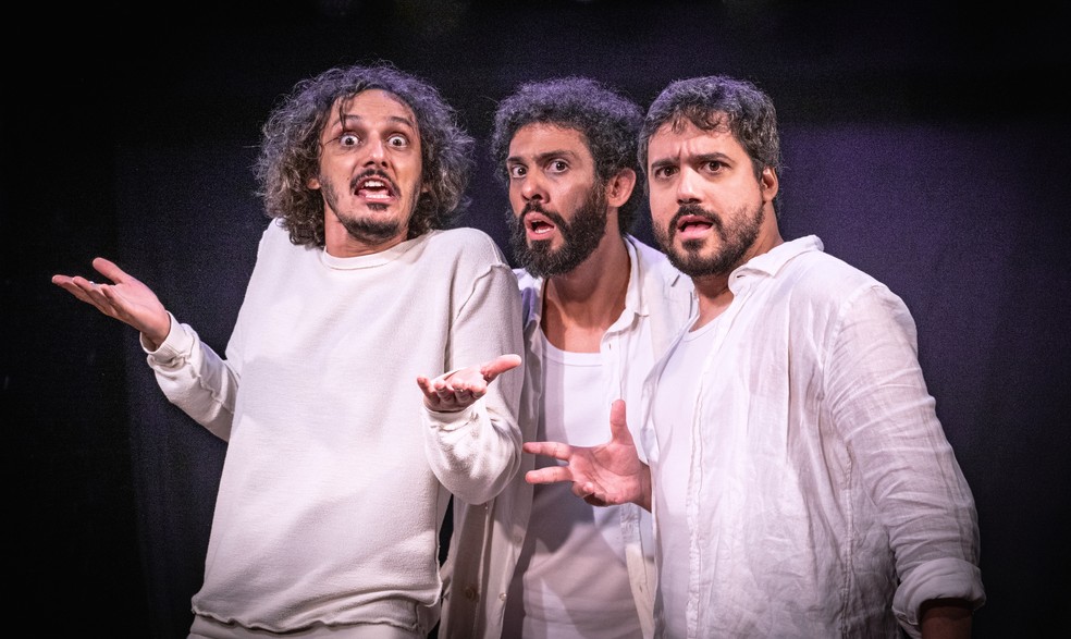 Leandro Soares, André Dale e George Sauma na peça "A coisa", que volta ao cartaz no Rio — Foto: Divulgação/Ricardo Brajterman