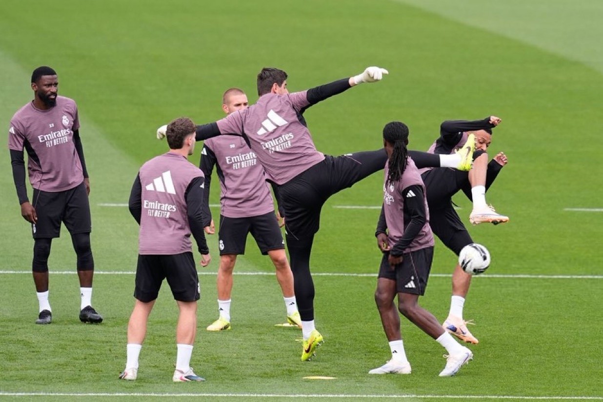 Courtois dá 'golpe de karatê' em Mbappé em treino do Real Madrid antes do 'El Clásico'; veja vídeo