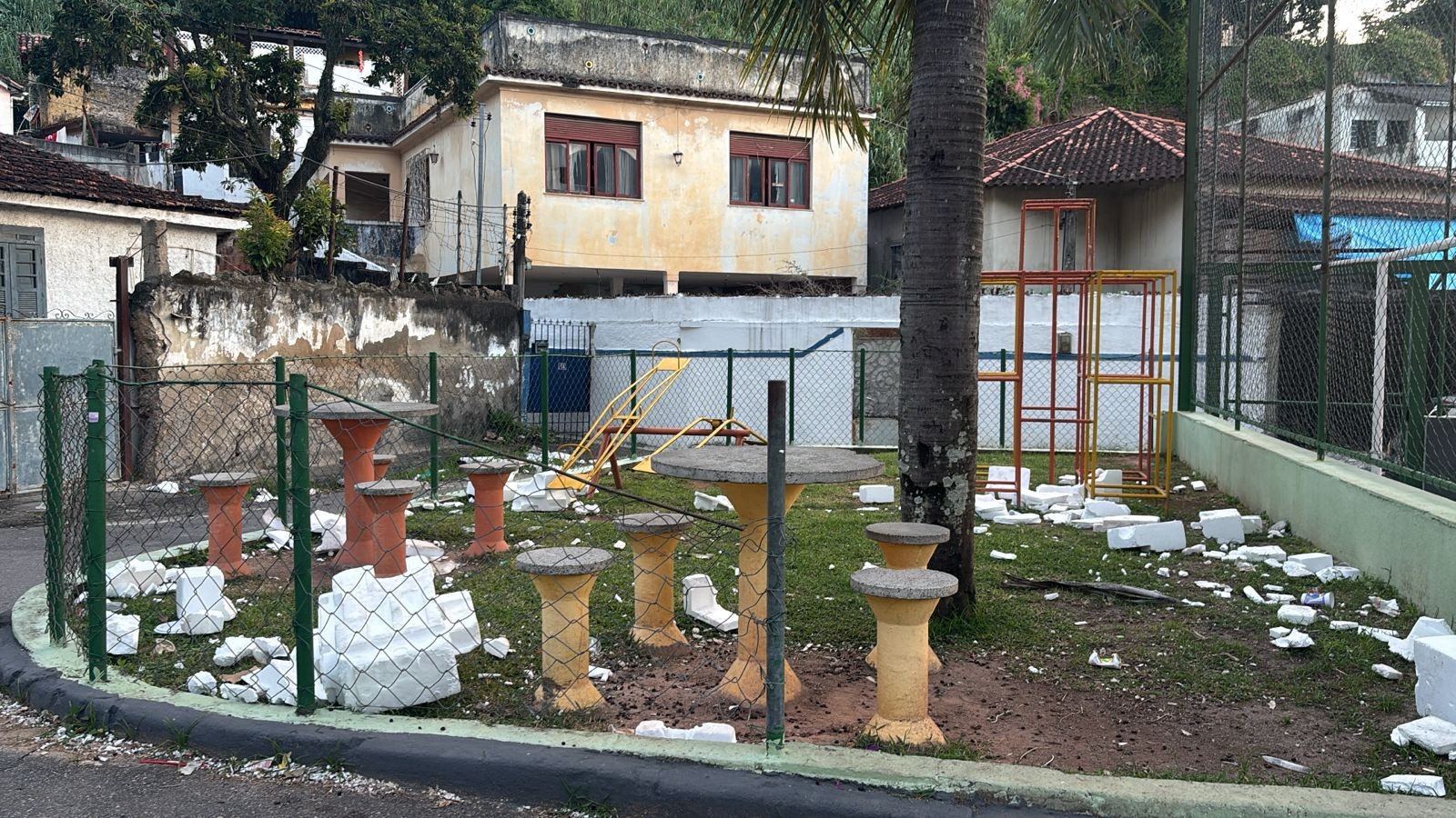 Moradores de Niterói denunciam acúmulo de lixo em diversos bairros da cidade