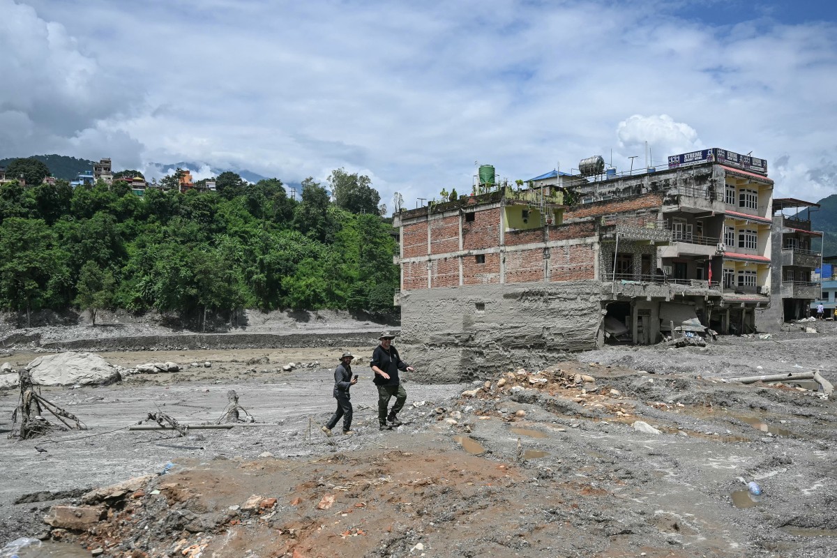 Chuvas e risco de novas inundações complicam trabalho de equipes de resgate no Nepal - QTU Questões do Universo