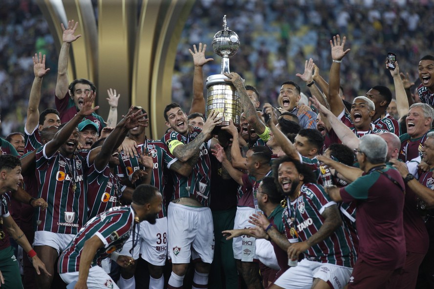Copa Libertadores 2023 - Jogo da final entre Boca Juniors x Fluminense no Maracanã. Jogadores levantam a taça.
