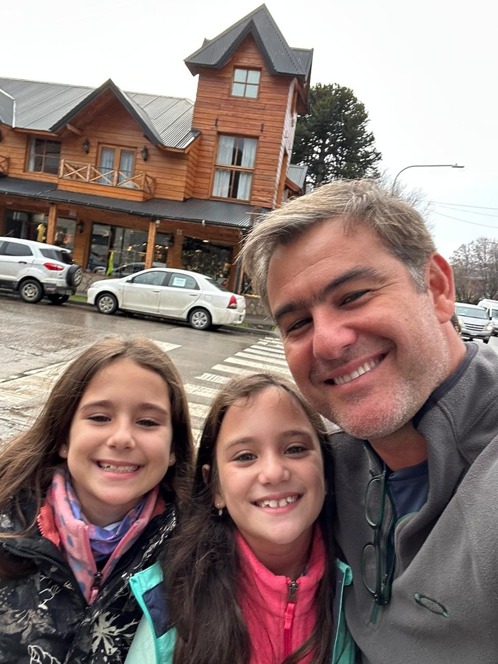 Thierry Figueira com as suas filhas gêmeas, Nina e Rafaela, de 8 anos — Foto: Arquivo pessoal