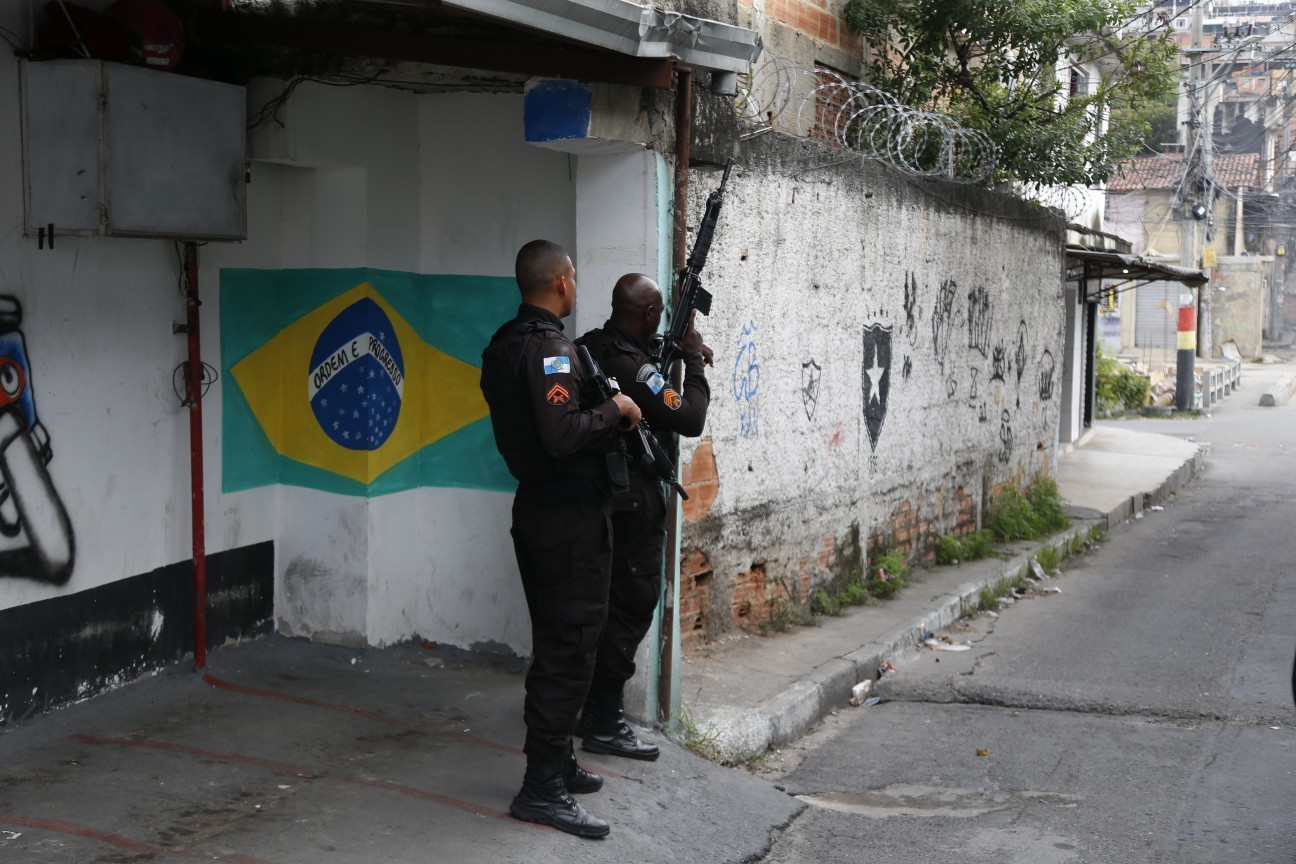 Operação da Polícia Militar no Complexo do Alemão — Foto: Fabiano Rocha / Agência O Globo