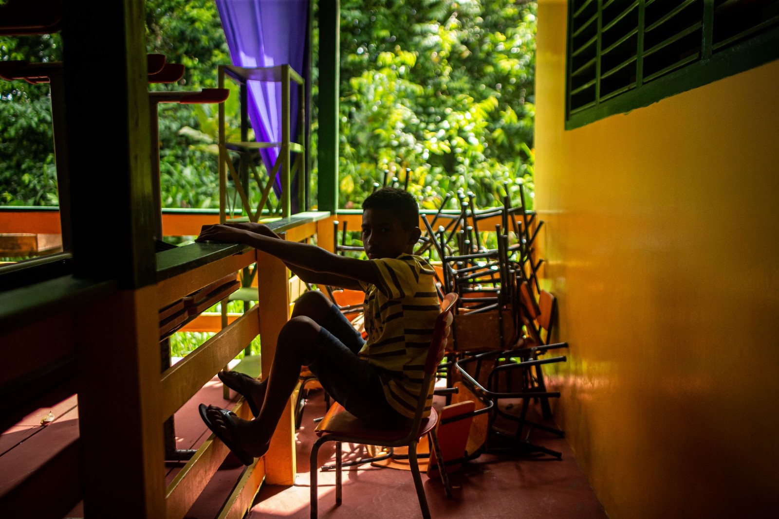Criança na escola de Jupaty — Foto: Hermes de Paula