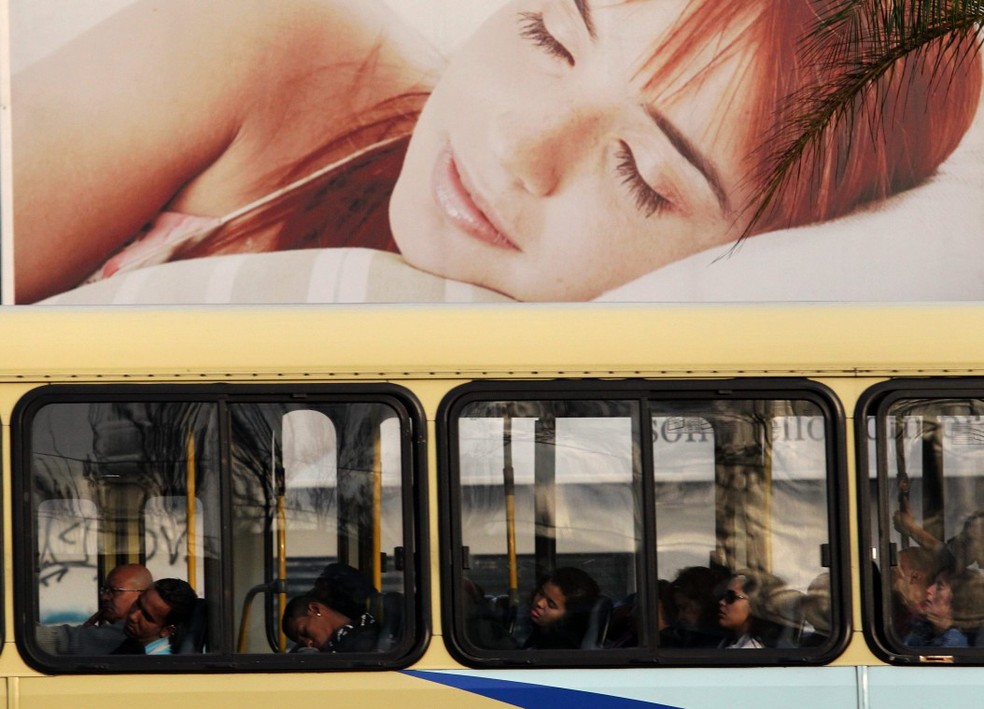 Pessoas dormem em ônibus durante engarrafamento na Avenida Brasil — Foto: Custodio Coimbra