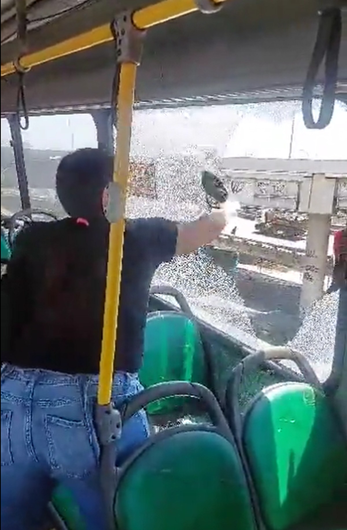 M&atilde;e quebra janela de &ocirc;nibus depois de crian&ccedil;a passar mal com o calor no Rio