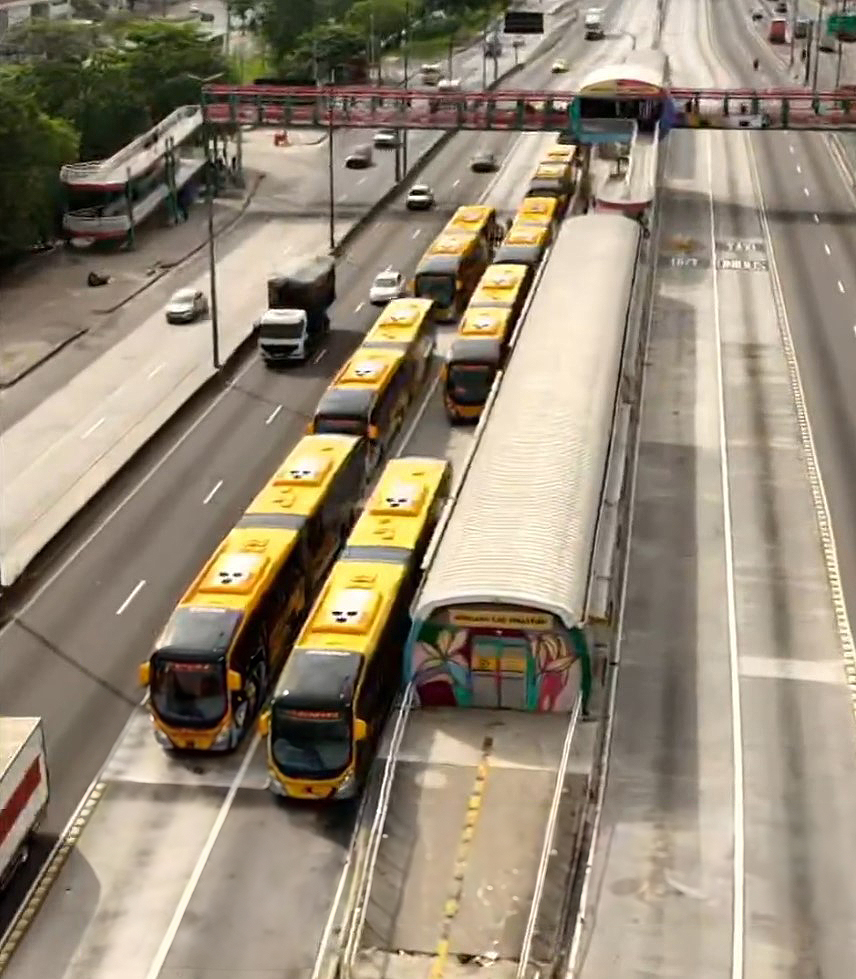 Ônibus do BRT ficaram parados perto de uma das estações da Brasil