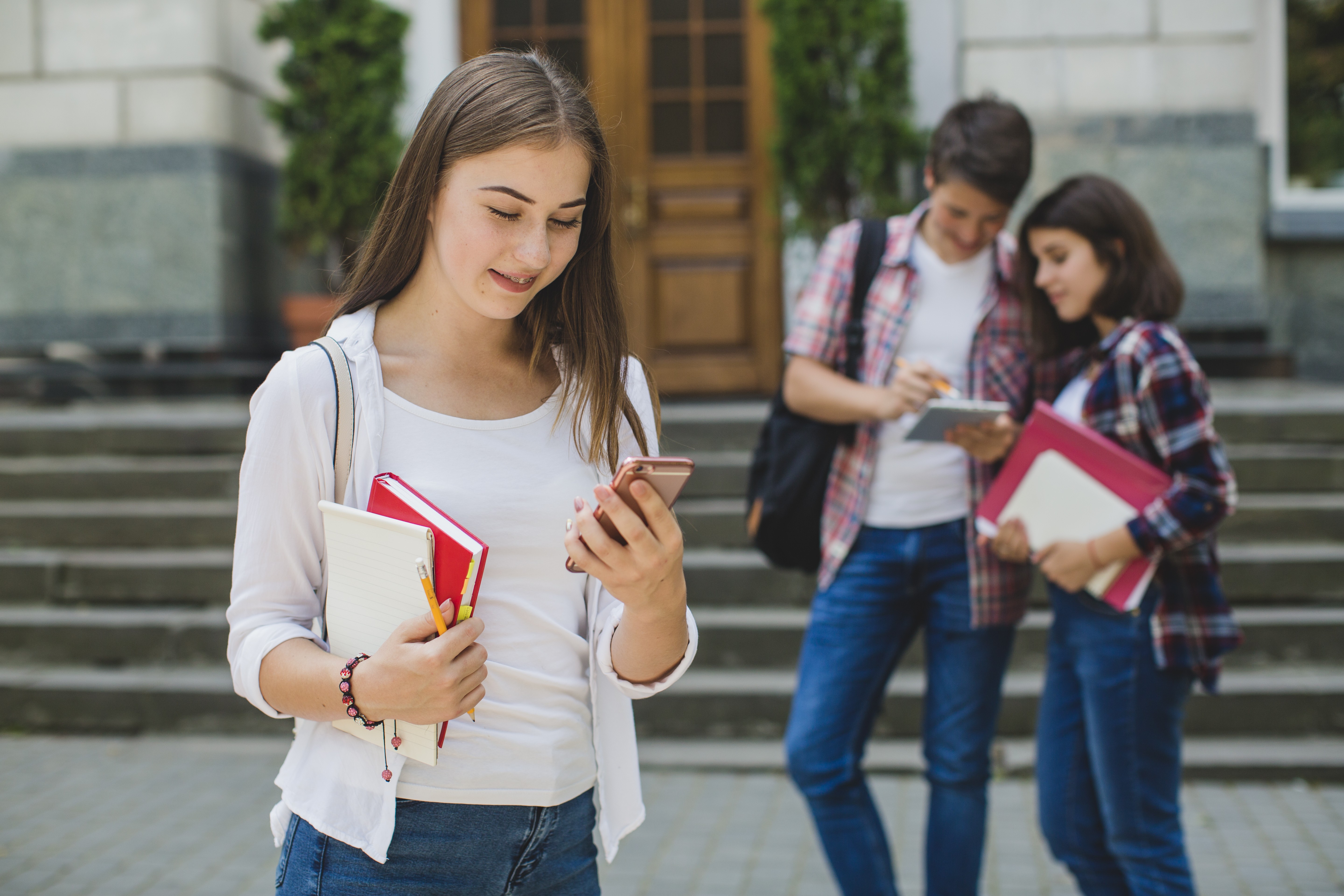 Projeto que proíbe uso de celular nas escolas é aprovado em São Paulo com apoios da esquerda à direita