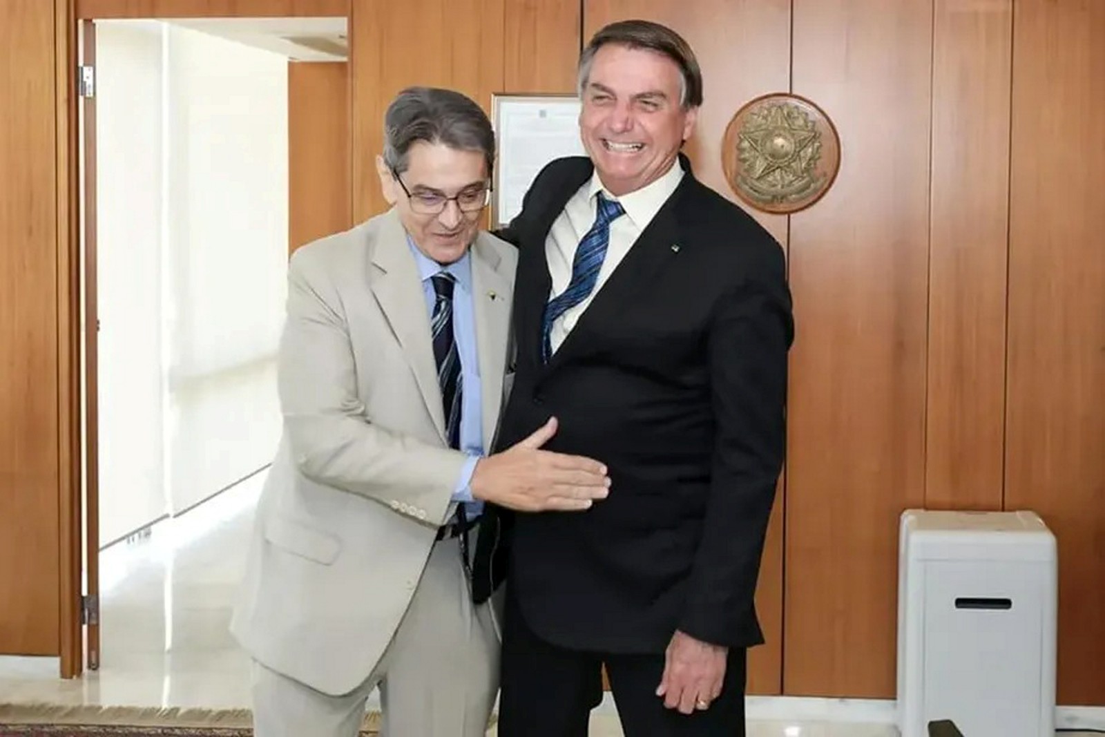 Roberto Jefferson e o presidente Jair Bolsonaro (PL), em registro publicado por página do PTB — Foto: Reprodução
