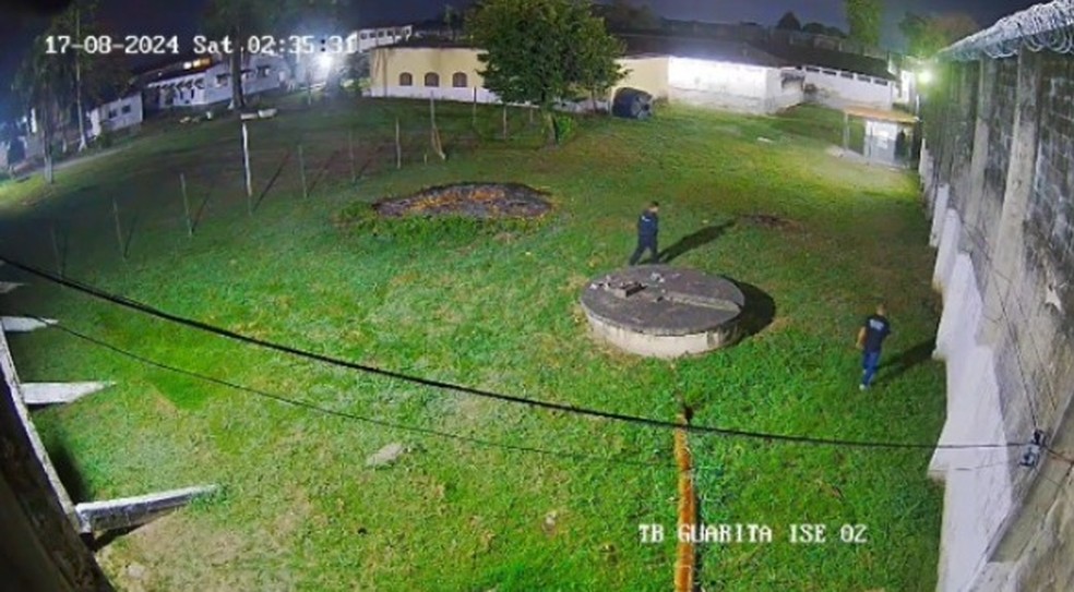 Policiais penais, dentro do Complexo de Gericinó, identificam arremessos de pacotes para seu interior e apreendem material — Foto: Reprodução de imagens cedidas pela Seap