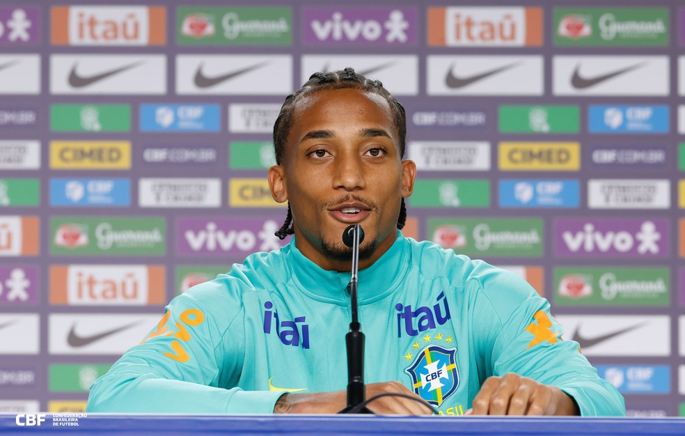 João Pedro em entrevista coletiva da seleção brasileira — Foto: Rafael Ribeiro / CBF
