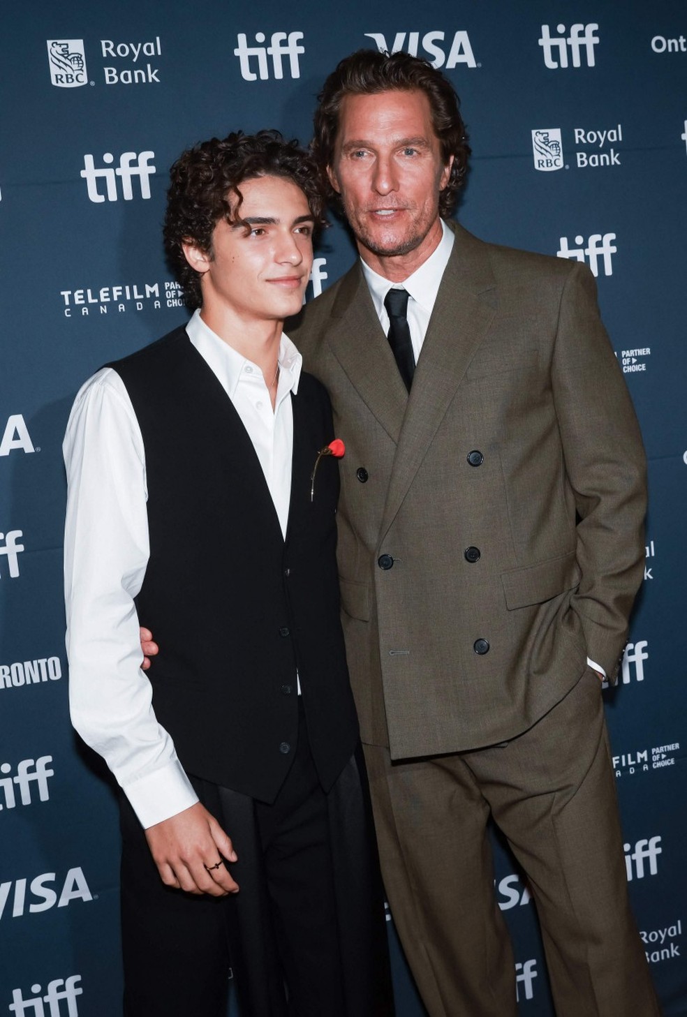 Matthew McConaughey e Levi McConaughey — Foto: Cole BURSTON / AFP