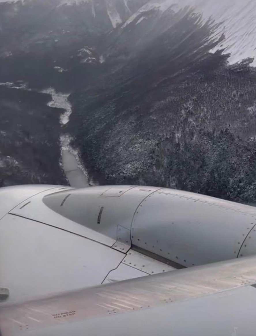 O avião enquanto sobrevoava a Cordilheira dos Andes
