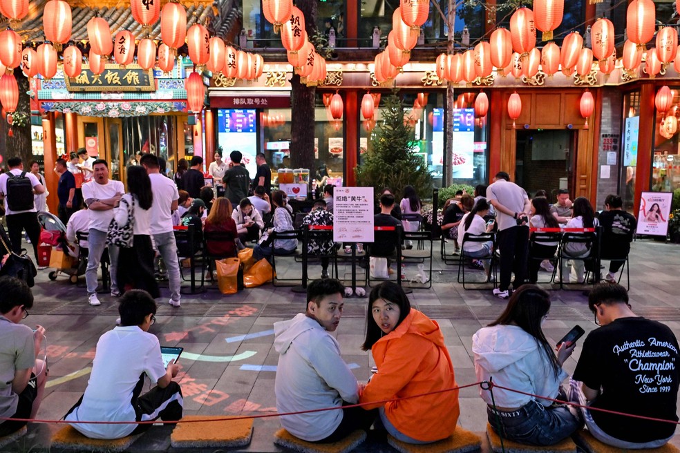 Clientes esperam por mesas num restaurante em Pequim, capital da China — Foto: Adek Berry / AFP