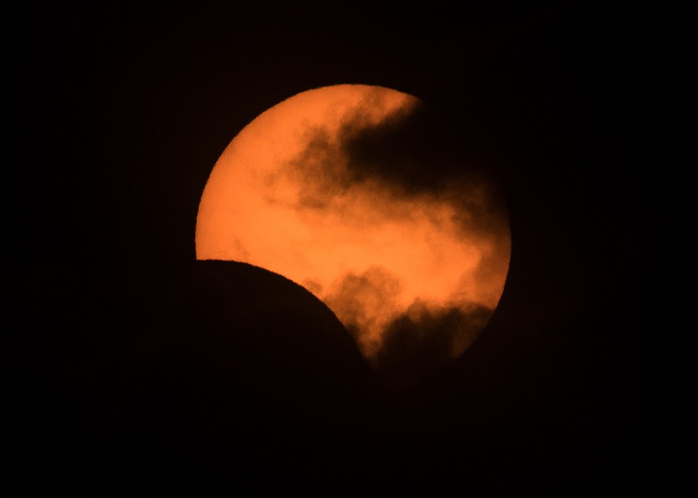 Eclipse solar em 2019, visto de Buenos Aires, Argentina — Foto: Alejandro Pagni/AFP