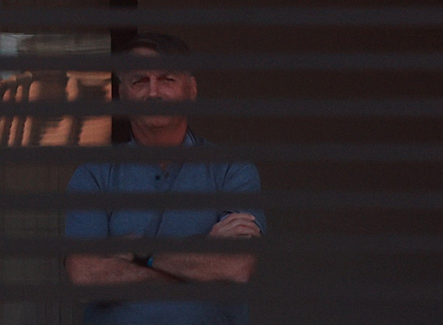 O ex-presidente Jair Bolsonaro em sua casa, em Brasília, onde cumpre prisão domiciliar