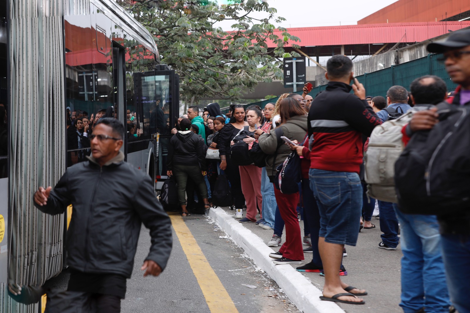 Fila de passageiros no ponto de ônibus, que está funcionando normalmente. Foto: Edilson Dantas / Agência O Globo