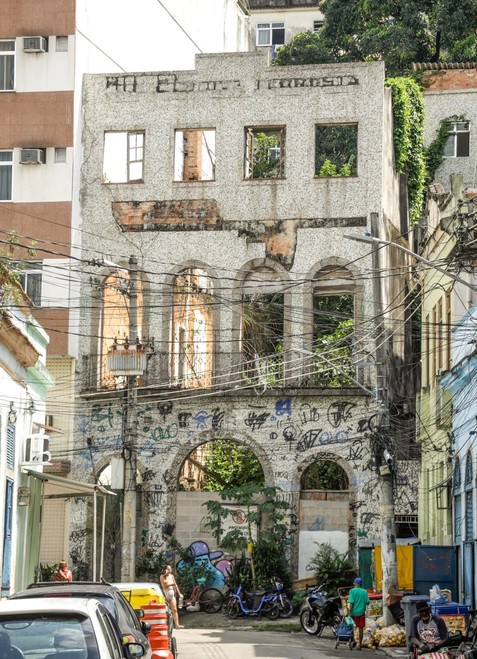 Em alguns imóveis, só sobrou a fachada — Foto: Gabriel de Paiva