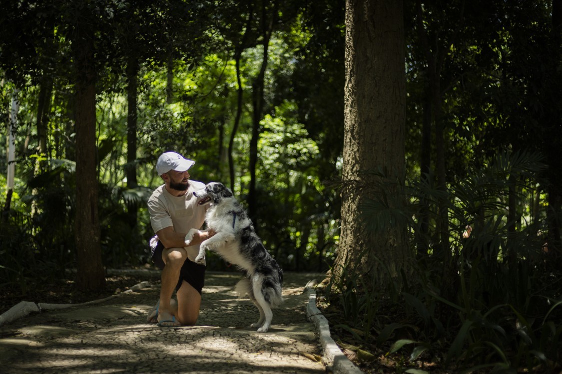 Liz e seu passeador, Guilherme Marson, optaram por passear pelo Parque Trianon, por ser um local mais arborizado e fresco — Foto: Maria Isabel Oliveira / Agência O Globo