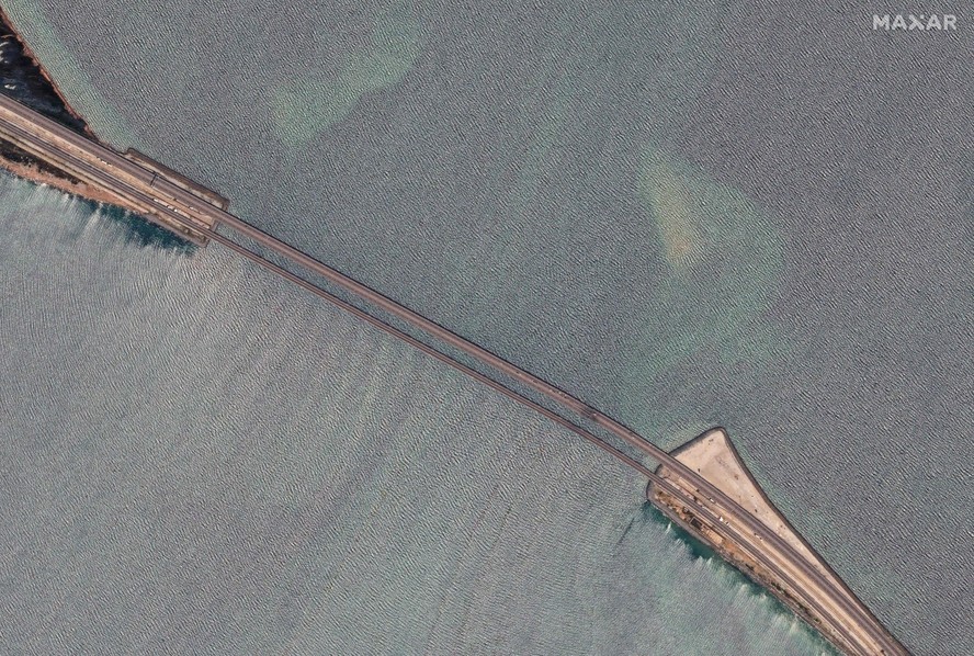 Foto de satélite mostra danos na Ponte de Kerch, que liga Península da Crimeia à Rússia continental