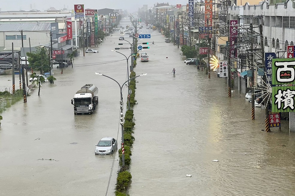 Avenida inundada pelo tufão Gaemi, em Kaohsiung, Taiwan — Foto: Johnson LIU / AFP