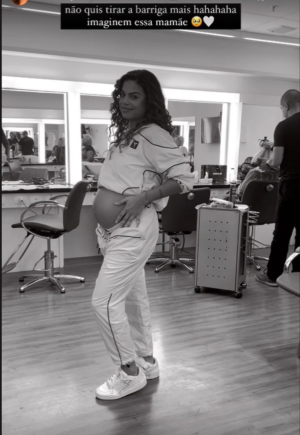 Clara Buarque usa barriga fake nos bastidores de "Travessia" — Foto: Reprodução/Instagram