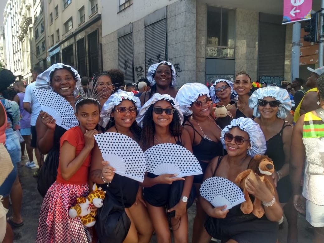 Grupo de amigas usam acessórios para cabelos afro e com tranças, e brincam: "Não tem a ver com relação com a Pitel do BBB" — Foto: Agência O Globo
