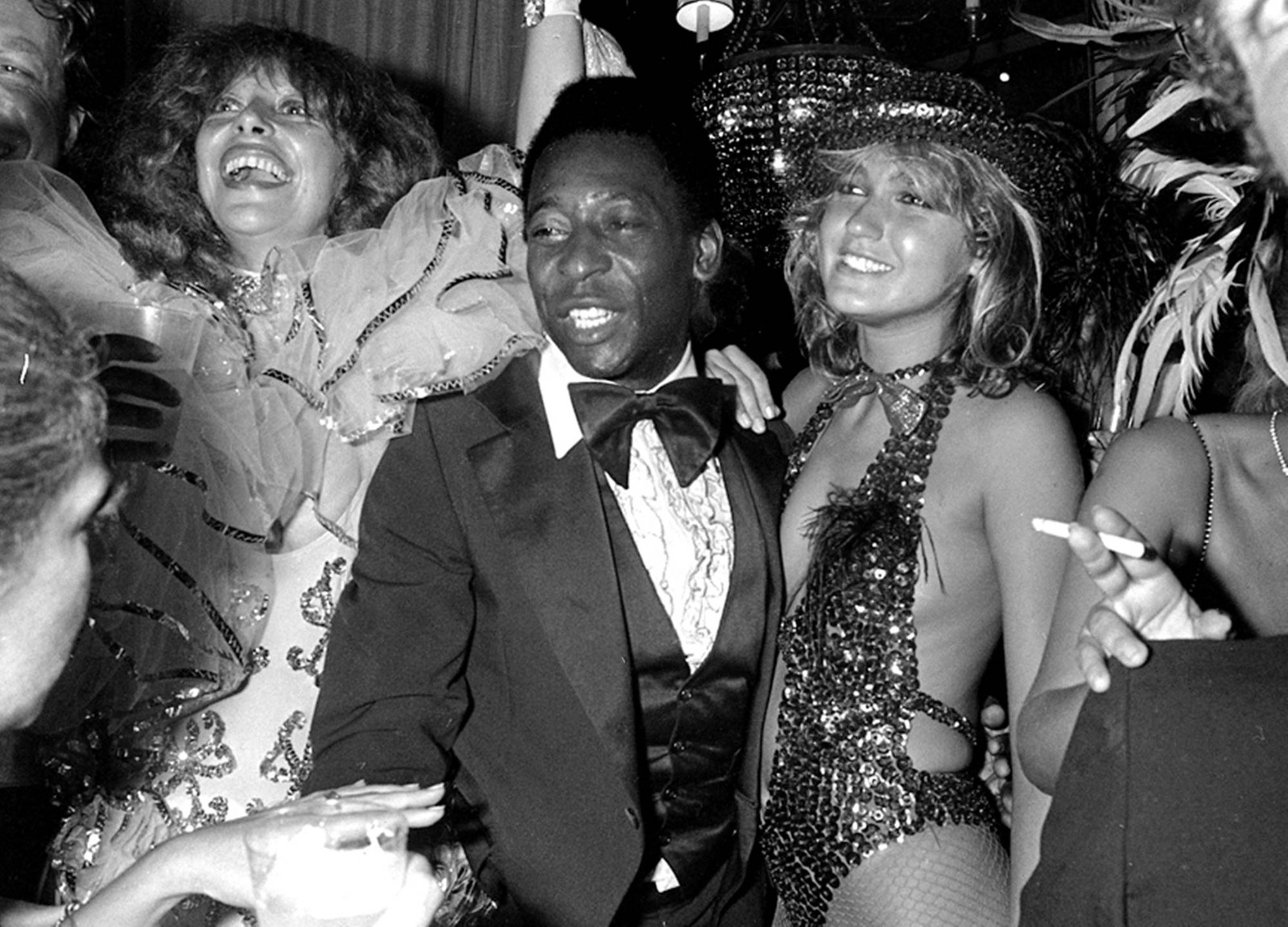 Pelé e Xuxa fotografados no Baile do Copacabana Palace no Golden Room em 1981. Atrás está Danuza Leão — Foto: Alcyr Cavalcante / Agência O Globo