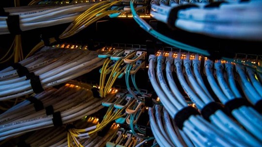 Governo planeja rede de fibra óptica para internet no fundo do Oceano Pacífico