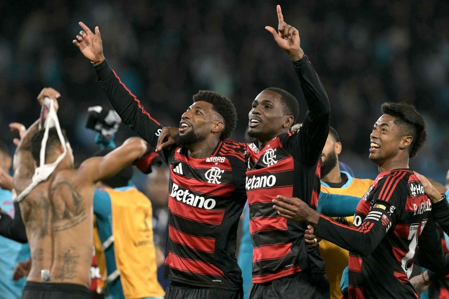 Emerson Royal, Evertton Araújo e Bruno Henrique comemoram classificação do Flamengo à final da Libertadores