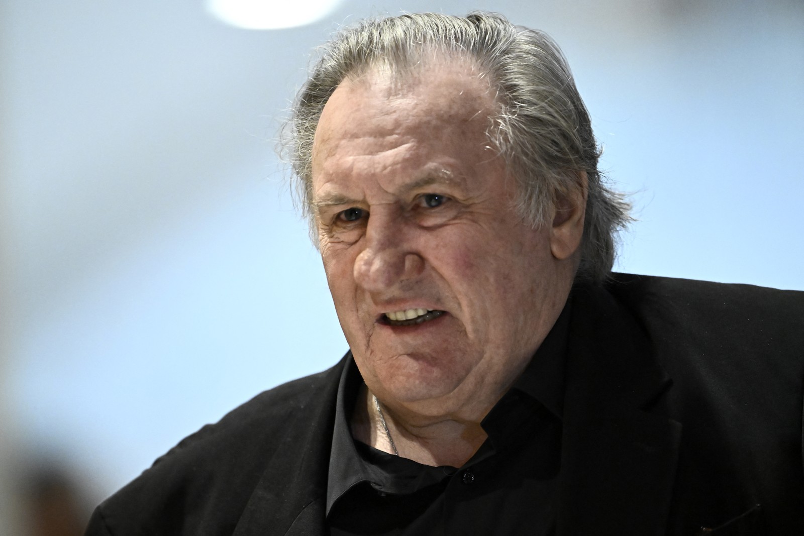 Gerard Depardieu nega ter cometido agressão sexual durante julgamento em tribunal de Paris — Foto: JULIEN DE ROSA / AFP