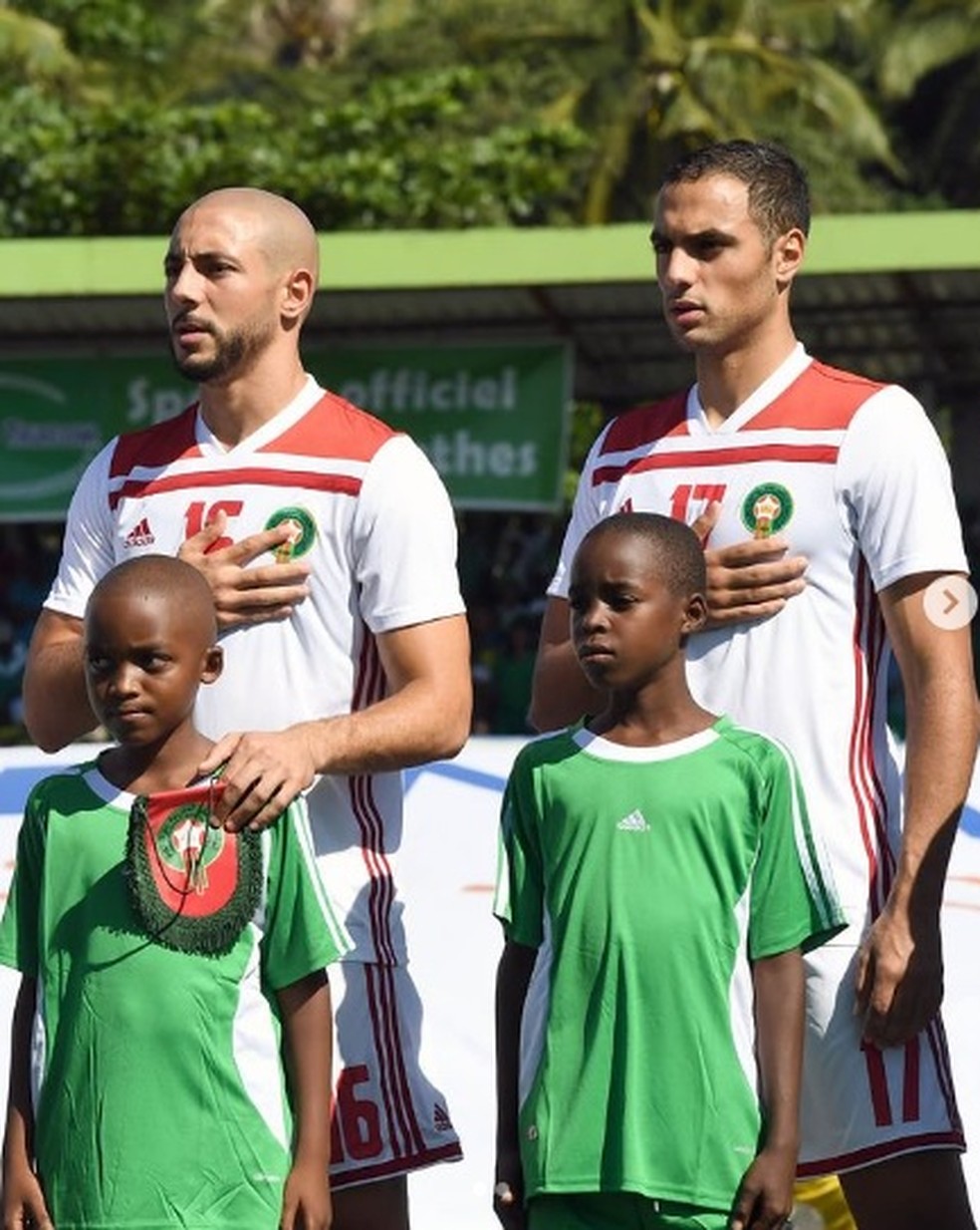 Nordin Amrabat (à esquerda) e o irmão, Sofyan, em um jogo pela seleção do Marrocos em 2018, antes de o caçula mudar o visual — Foto: Reprodução/Instagram