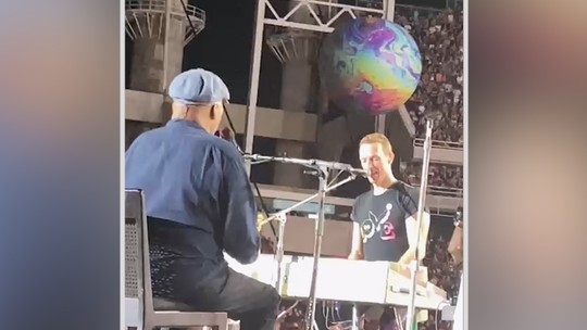 Milton Nascimento faz participação em último show de Coldplay no Brasil; veja vídeo