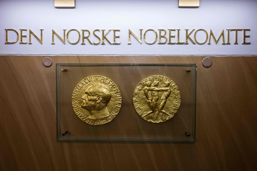 Réplicas do Prêmio Nobel da Paz expostas em Oslo — Foto: Jonathan NACKSTRAND / AFP