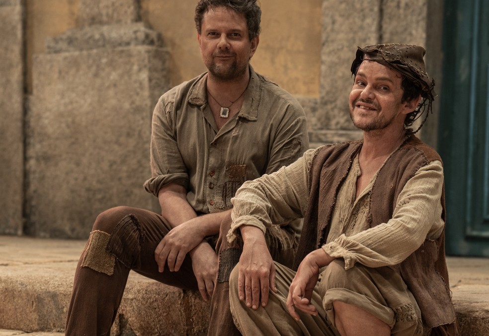 Matheus Nachtergaele (João Grilo) e Selton Mello (Chicó), em O Auto da Compadecida - Imagem: Divulgação / Laura Campanella 