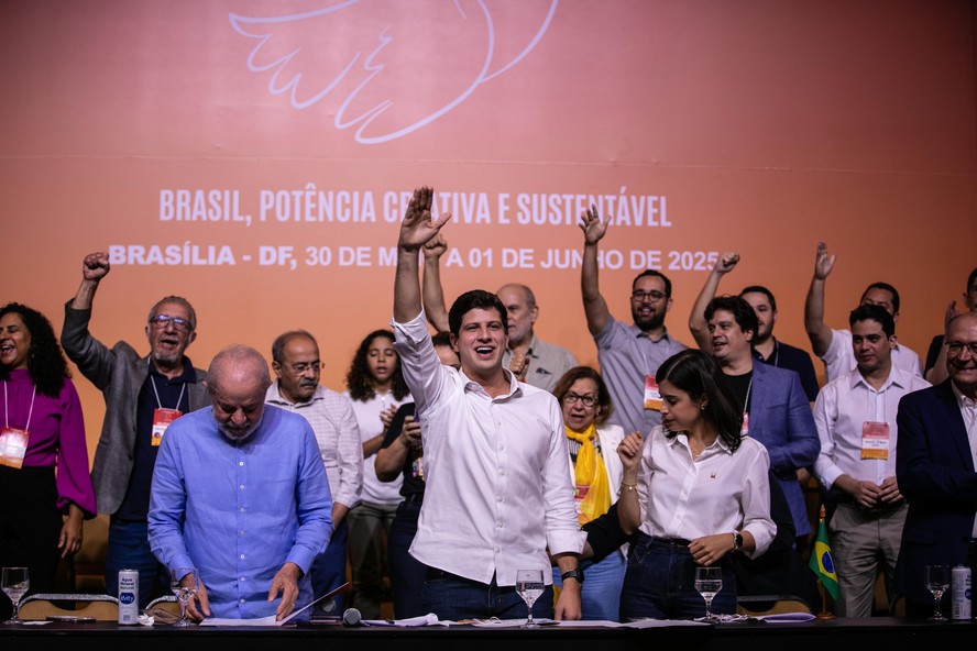 Com presença de Lula e Motta, PSB oficializa João Campos na presidência  nacional do partido