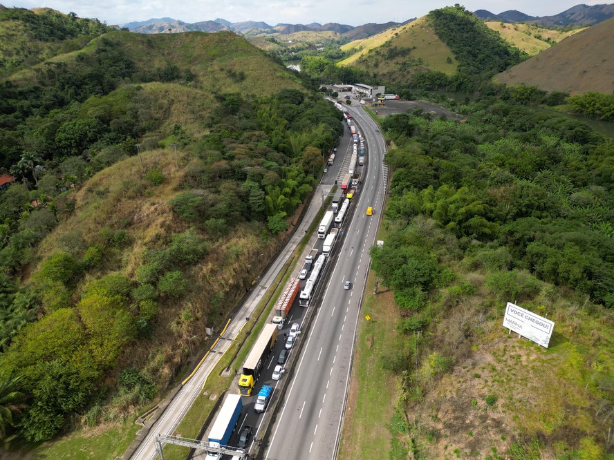 Obras de duplicação: pista de subida da Serra das Araras foi interditada pela primeira vez no último dia 5, para realização de implosões