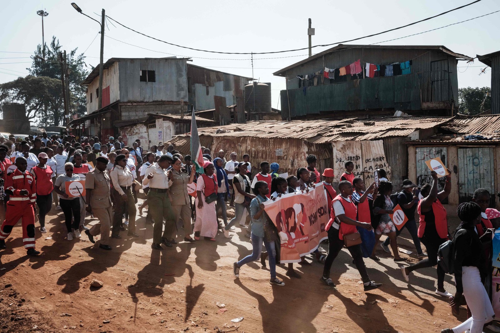 Manifestação por direitos no Dia Internacional da Mulher, em 2023, na favela de Kibera, em Nairóbi — Foto: Yasuyoshi Chiba / AFP