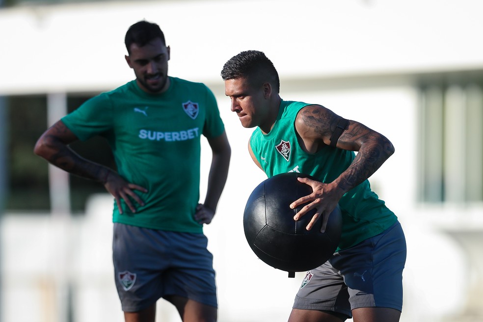 Concorrentes? Mill&aacute;n faz exerc&iacute;cio sob olhares de Freytes no CT do tricolor &mdash; Foto: Marcelo Gon&ccedil;alves / Fluminense FC