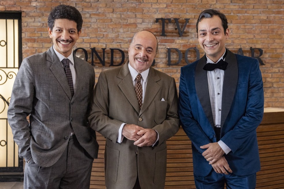 Garota do momento: Sérgio (Sergio Kalffman), Roberto Marinho (Tony Ramos) e Alfredo (Eduardo Sterblitch). — Foto: Fabio Rocha/TV Globo