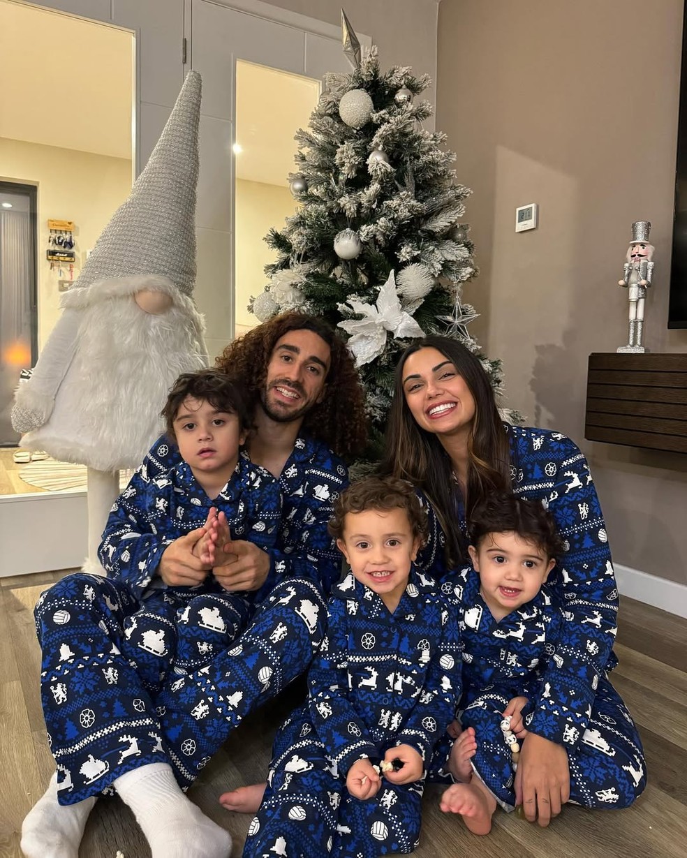 Cucurella, a esposa Claudia e o três filhos — Foto: Arquivo Pessoal