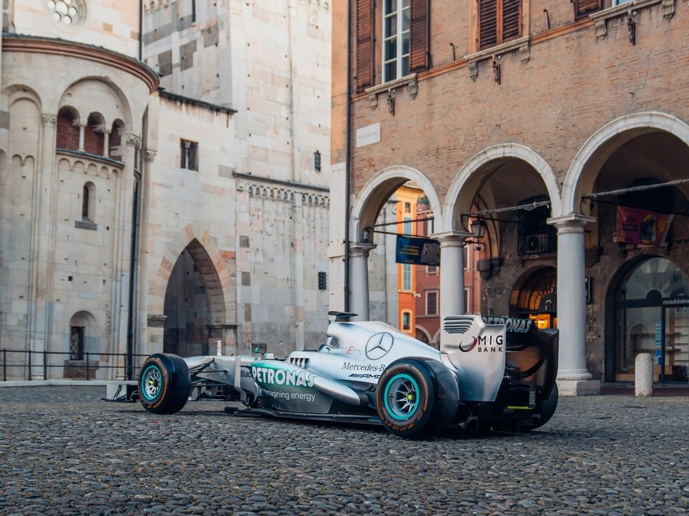 Mercedes rara de fórmula 1 pilotada por Hamilton vai a leilão por R$ 51 ...