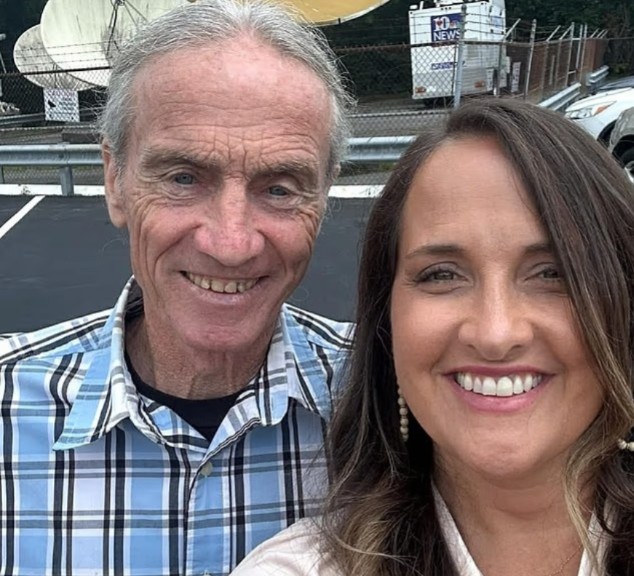 Após décadas de busca, mulher reencontra pai biológico e é adotada por ele aos 46 anos nos EUA