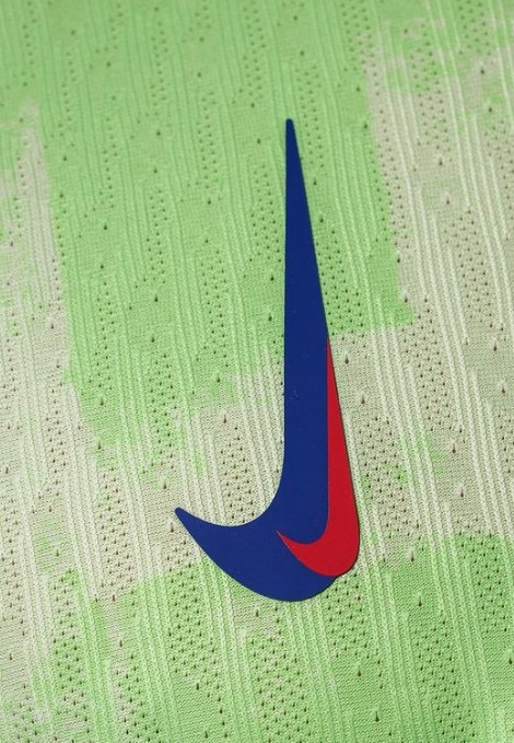 Barcelona lança terceiro uniforme com símbolo de patrocinador invertido ...
