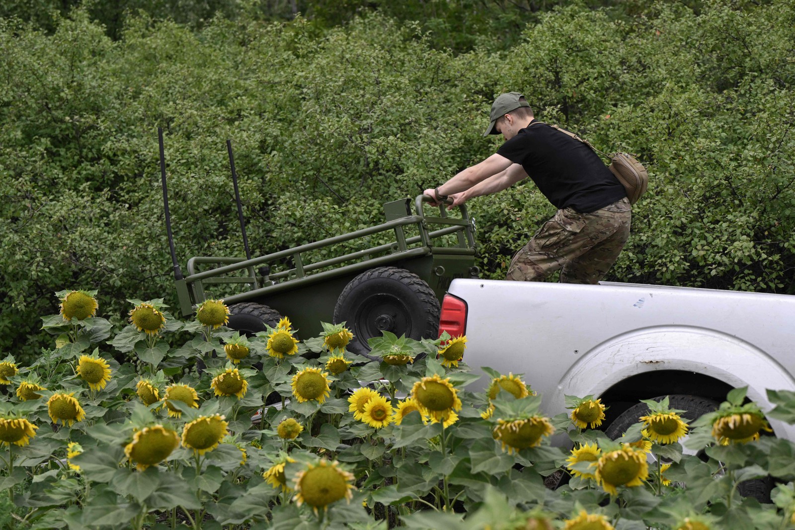 No início da invasão russa, equipes médicas podiam correr para o campo de batalha e evacuar soldados; hoje isso é impossível devido aos drones — Foto: Genya Savilov/AFP