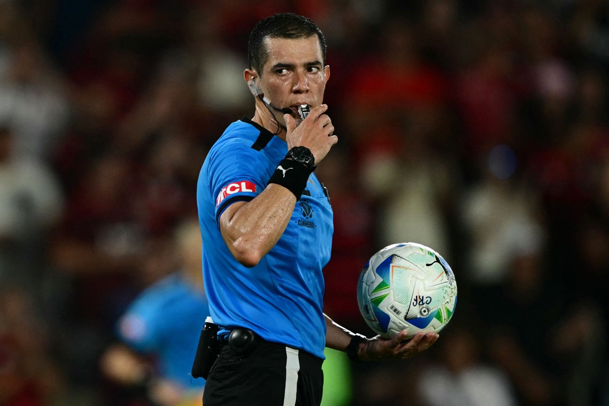 VAR de expulsão de Plata em Flamengo x Estudiantes: Conmebol divulga áudio e aumenta debate