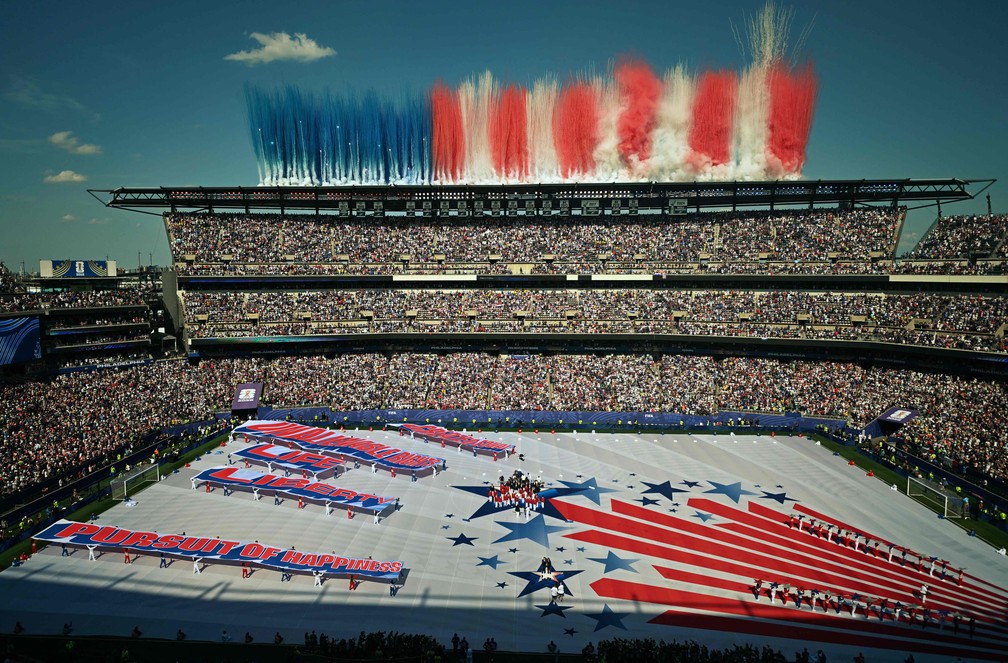 Pré-jogo de Paraguai x França, na Filadélfia, foi marcado por show de fogos e apresentações sobre a Independência — Foto: Jewel SAMAD / AFP