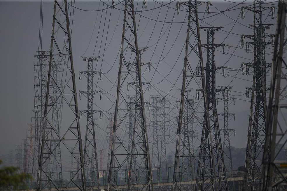 Linhas de transmissão de energia no Rio — Foto: Alexandre Cassiano / Agência O Globo